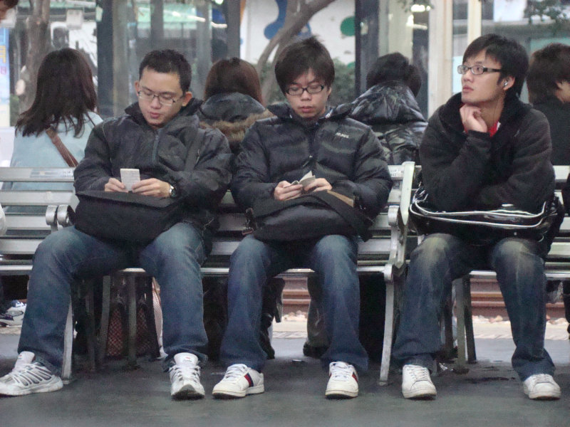 月台交談旅客2010台中火車站台灣鐵路旅遊攝影