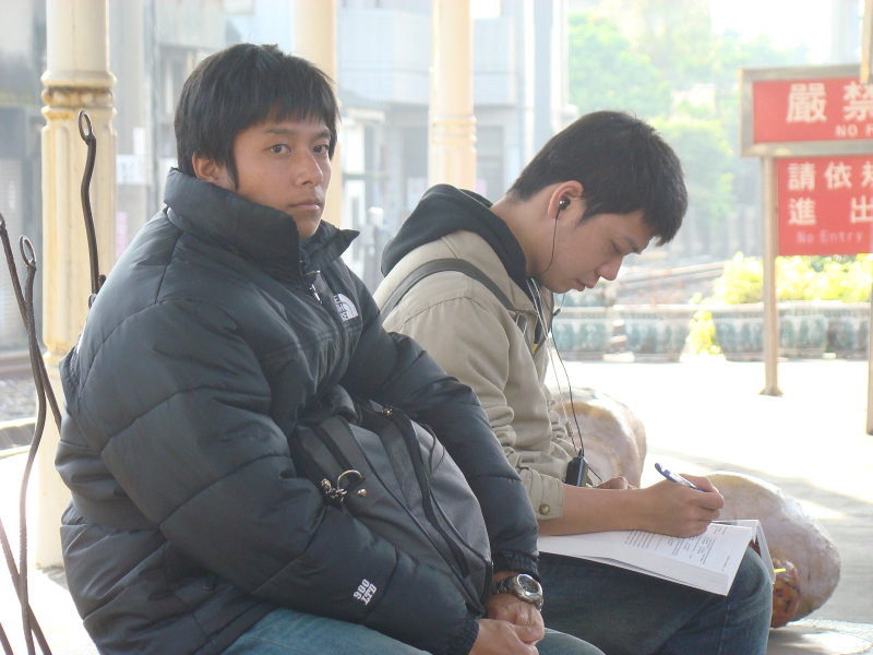 月台交談旅客2010台中火車站台灣鐵路旅遊攝影