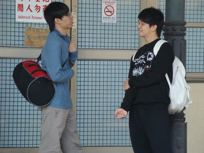 月台交談旅客2010台中火車站台灣鐵路旅遊攝影