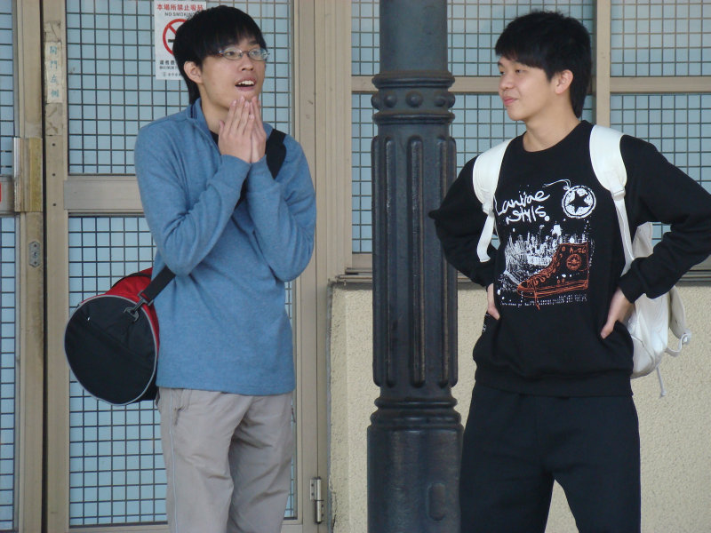 月台交談旅客2010台中火車站台灣鐵路旅遊攝影