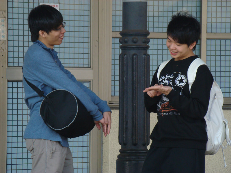 月台交談旅客2010台中火車站台灣鐵路旅遊攝影