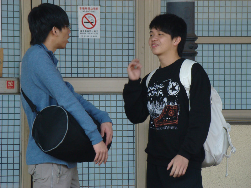 月台交談旅客2010台中火車站台灣鐵路旅遊攝影