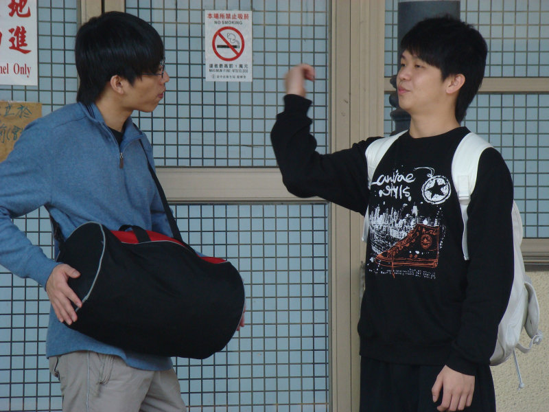 月台交談旅客2010台中火車站台灣鐵路旅遊攝影