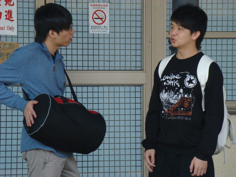 月台交談旅客2010台中火車站台灣鐵路旅遊攝影