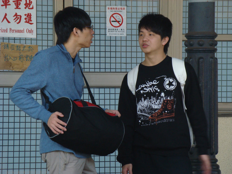 月台交談旅客2010台中火車站台灣鐵路旅遊攝影