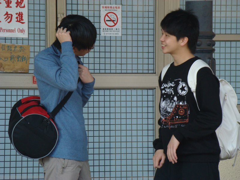 月台交談旅客2010台中火車站台灣鐵路旅遊攝影