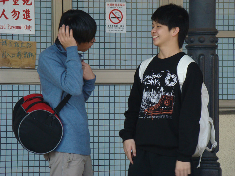 月台交談旅客2010台中火車站台灣鐵路旅遊攝影