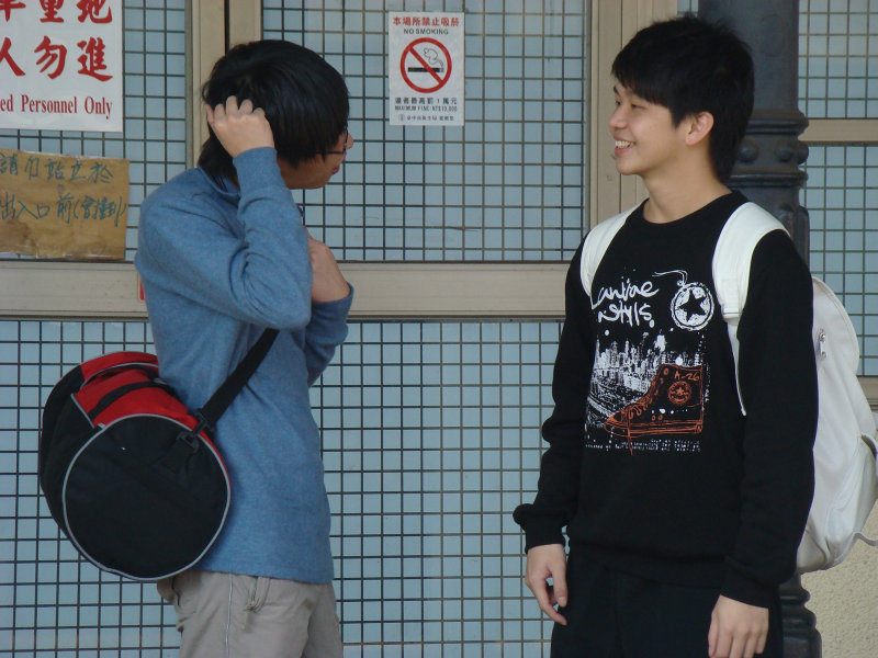 月台交談旅客2010台中火車站台灣鐵路旅遊攝影