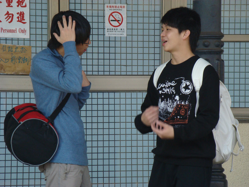 月台交談旅客2010台中火車站台灣鐵路旅遊攝影