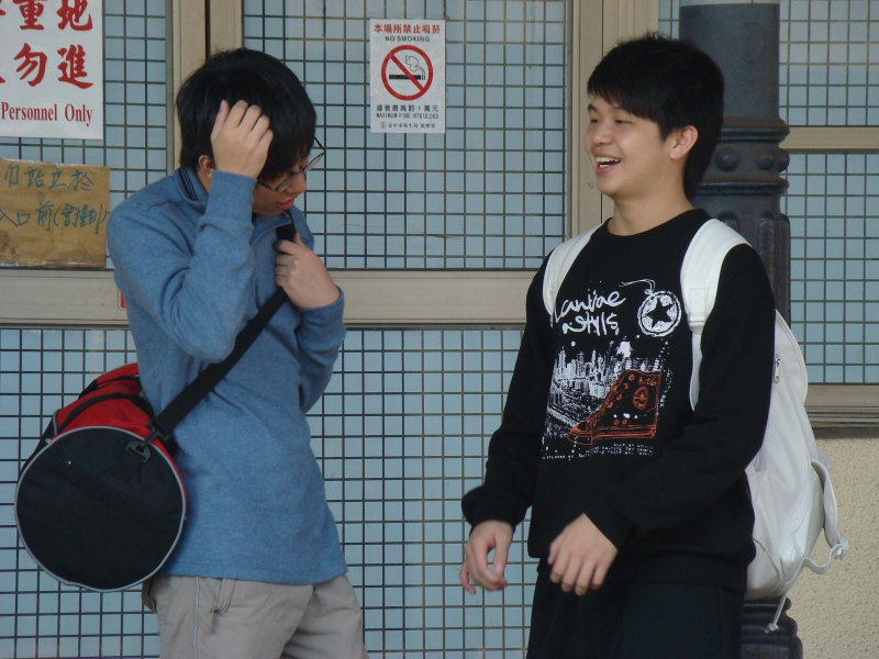 月台交談旅客2010台中火車站台灣鐵路旅遊攝影