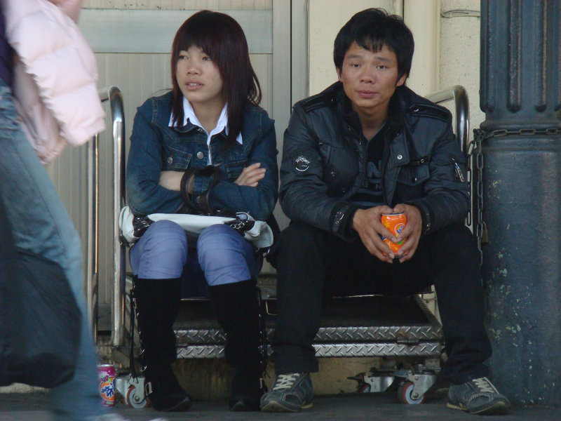 月台交談旅客2010台中火車站台灣鐵路旅遊攝影