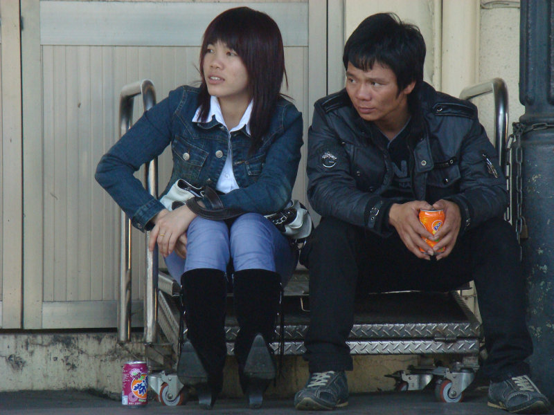 月台交談旅客2010台中火車站台灣鐵路旅遊攝影