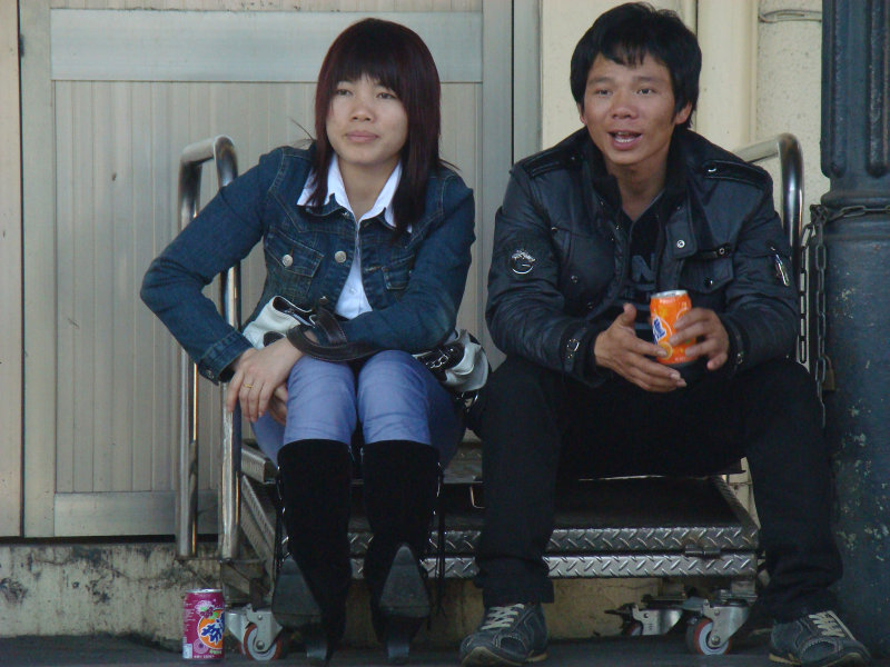 月台交談旅客2010台中火車站台灣鐵路旅遊攝影