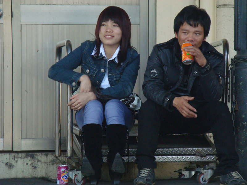 月台交談旅客2010台中火車站台灣鐵路旅遊攝影