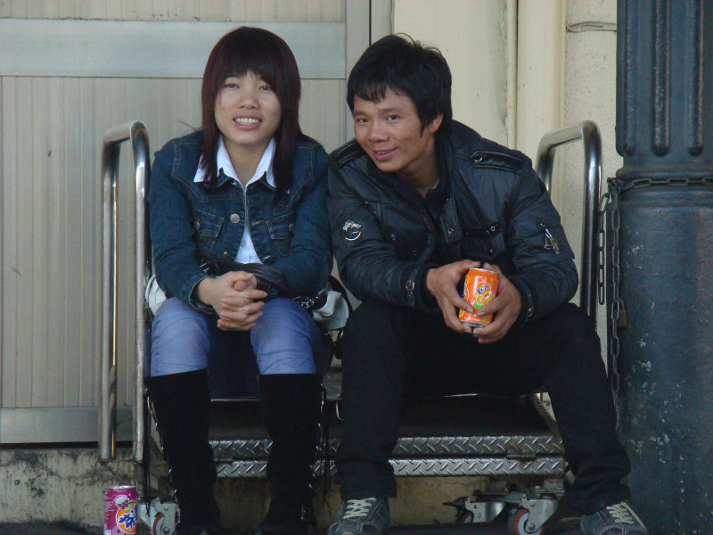 月台交談旅客2010台中火車站台灣鐵路旅遊攝影