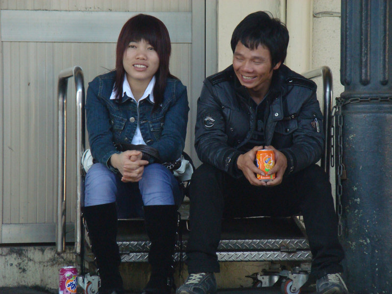 月台交談旅客2010台中火車站台灣鐵路旅遊攝影