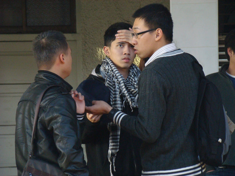 月台交談旅客2010台中火車站台灣鐵路旅遊攝影