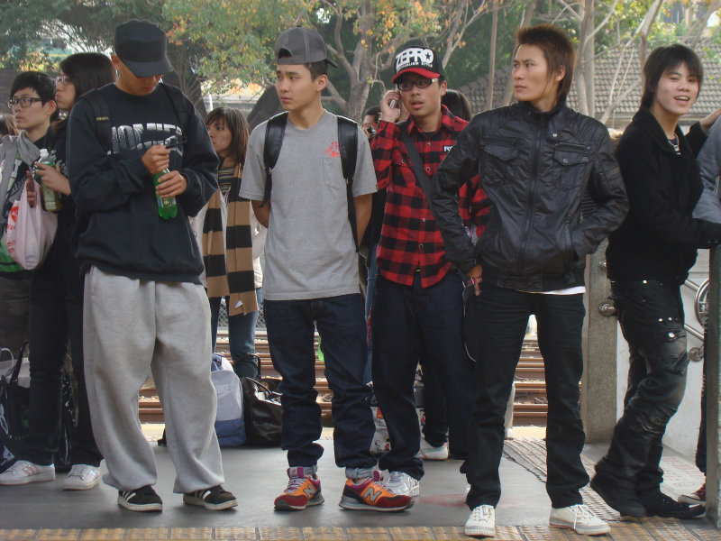 月台交談旅客2010台中火車站台灣鐵路旅遊攝影