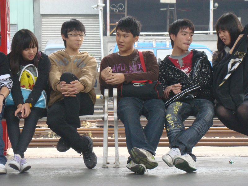 月台交談旅客2010台中火車站台灣鐵路旅遊攝影