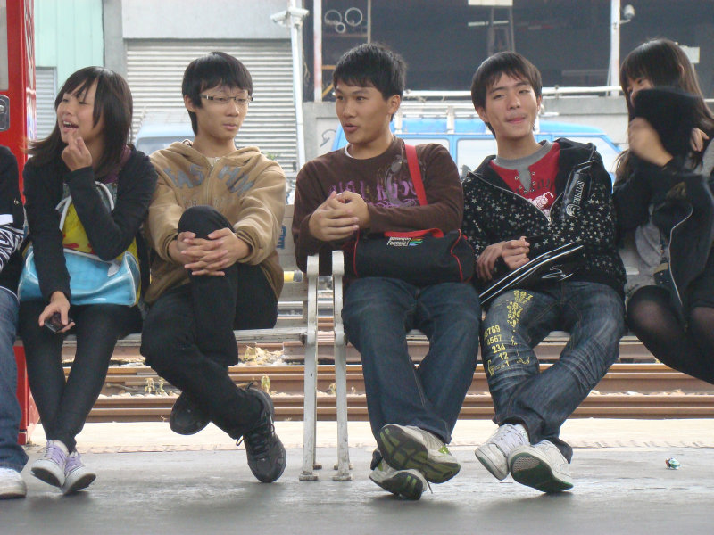 月台交談旅客2010台中火車站台灣鐵路旅遊攝影