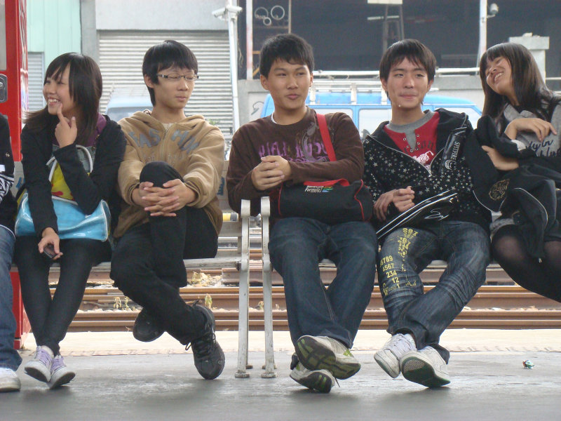 月台交談旅客2010台中火車站台灣鐵路旅遊攝影