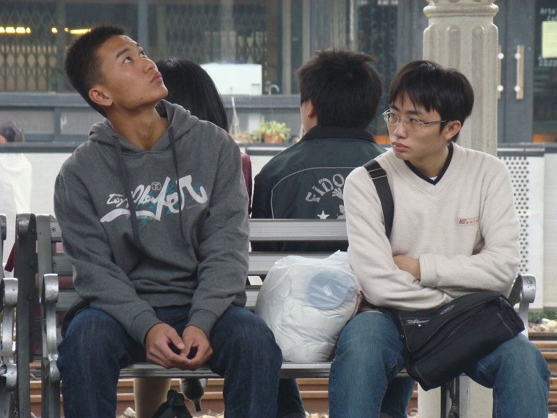 月台交談旅客2010台中火車站台灣鐵路旅遊攝影