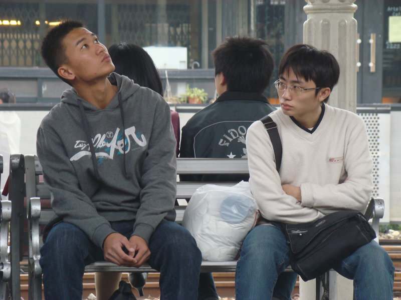 月台交談旅客2010台中火車站台灣鐵路旅遊攝影