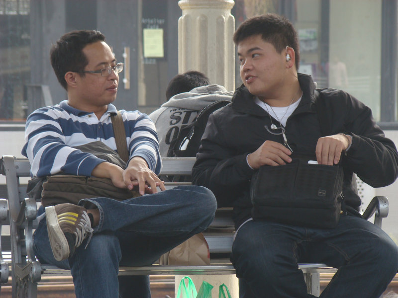 月台交談旅客2010台中火車站台灣鐵路旅遊攝影
