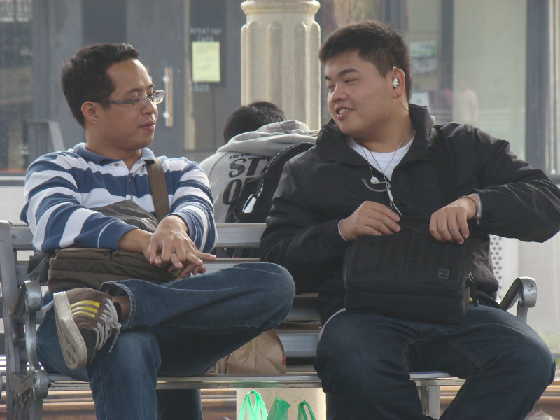 月台交談旅客2010台中火車站台灣鐵路旅遊攝影