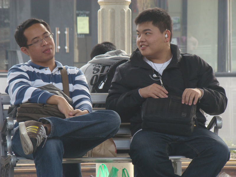 月台交談旅客2010台中火車站台灣鐵路旅遊攝影