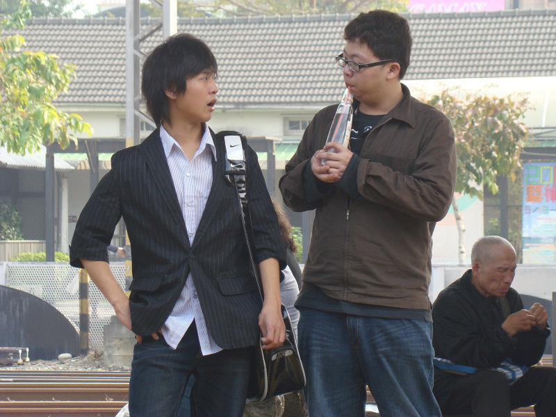 月台交談旅客2010台中火車站台灣鐵路旅遊攝影