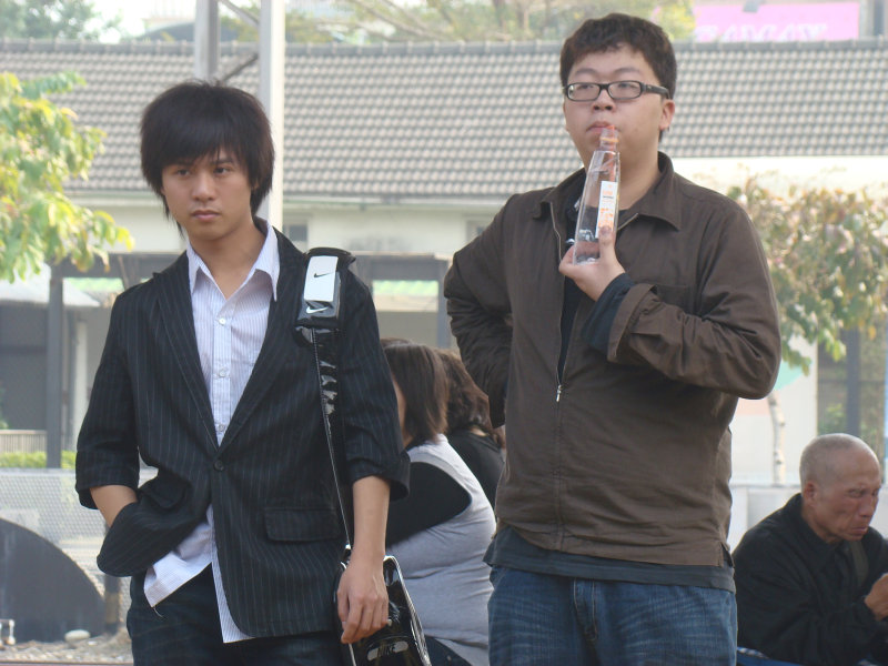 月台交談旅客2010台中火車站台灣鐵路旅遊攝影