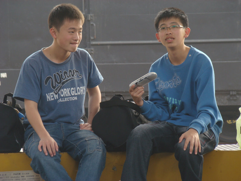 月台交談旅客2010台中火車站台灣鐵路旅遊攝影