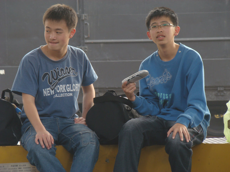 月台交談旅客2010台中火車站台灣鐵路旅遊攝影