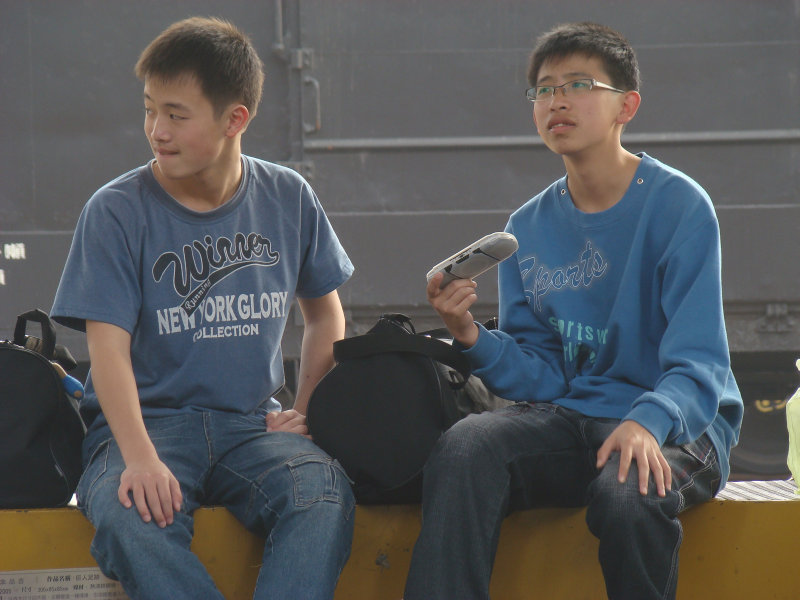 月台交談旅客2010台中火車站台灣鐵路旅遊攝影