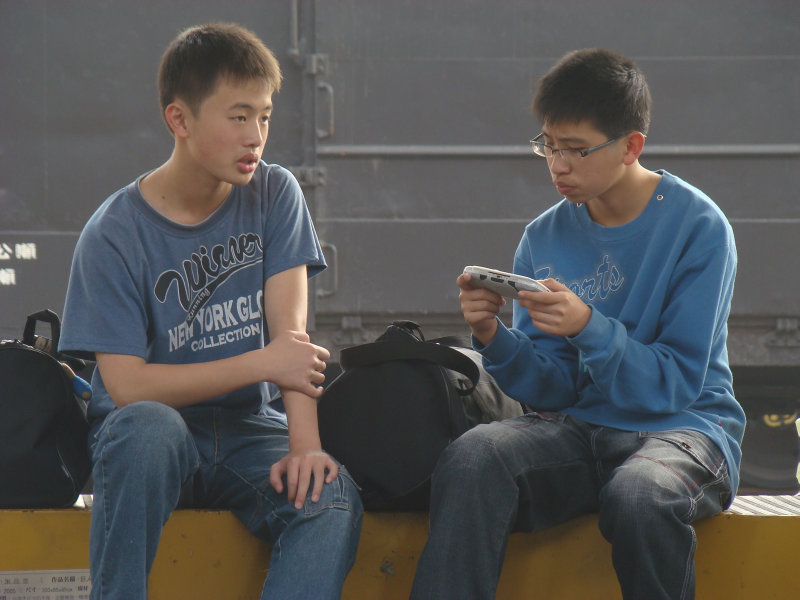 月台交談旅客2010台中火車站台灣鐵路旅遊攝影