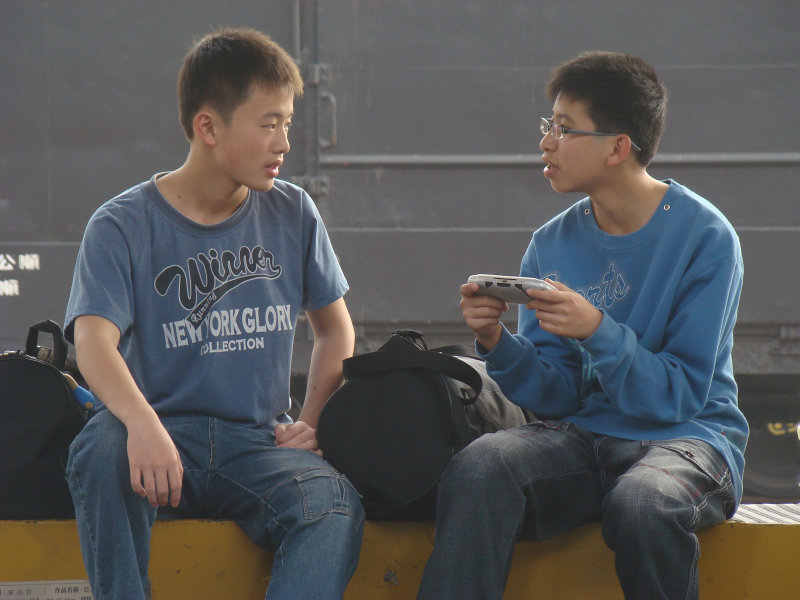 月台交談旅客2010台中火車站台灣鐵路旅遊攝影