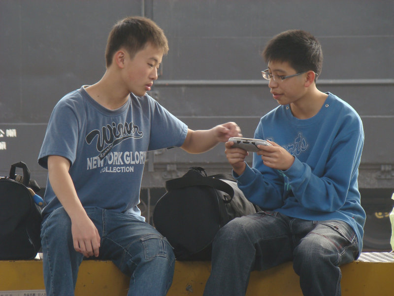 月台交談旅客2010台中火車站台灣鐵路旅遊攝影