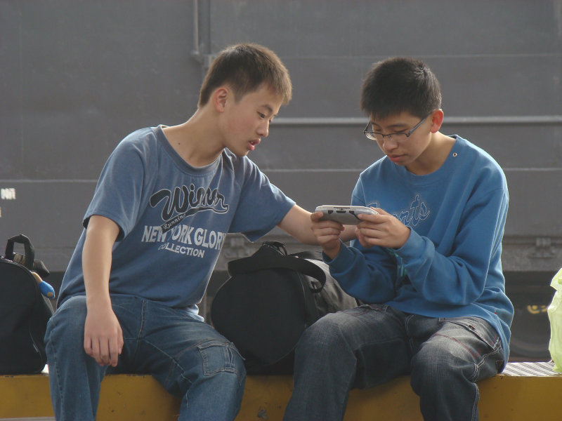 月台交談旅客2010台中火車站台灣鐵路旅遊攝影