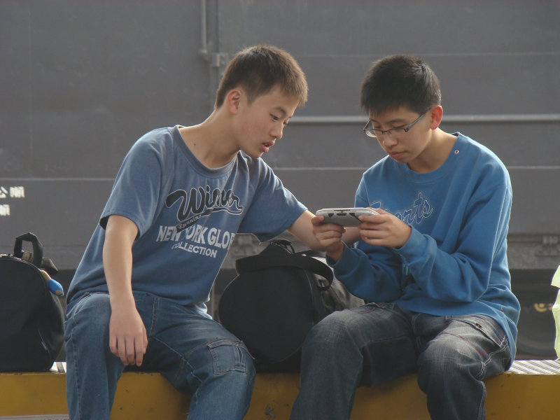 月台交談旅客2010台中火車站台灣鐵路旅遊攝影