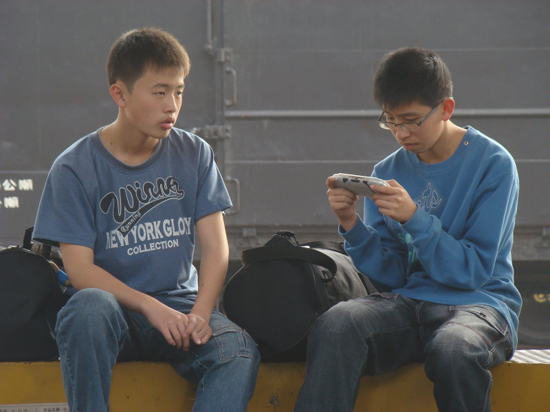 月台交談旅客2010台中火車站台灣鐵路旅遊攝影