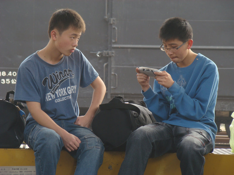 月台交談旅客2010台中火車站台灣鐵路旅遊攝影
