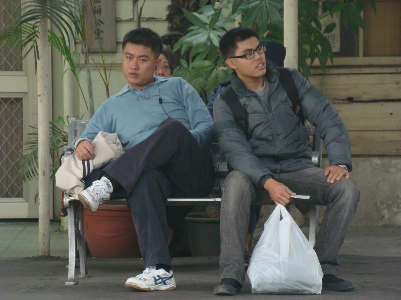 月台交談旅客2010台中火車站台灣鐵路旅遊攝影
