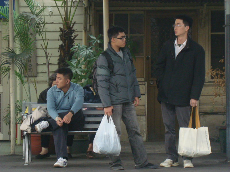 月台交談旅客2010台中火車站台灣鐵路旅遊攝影