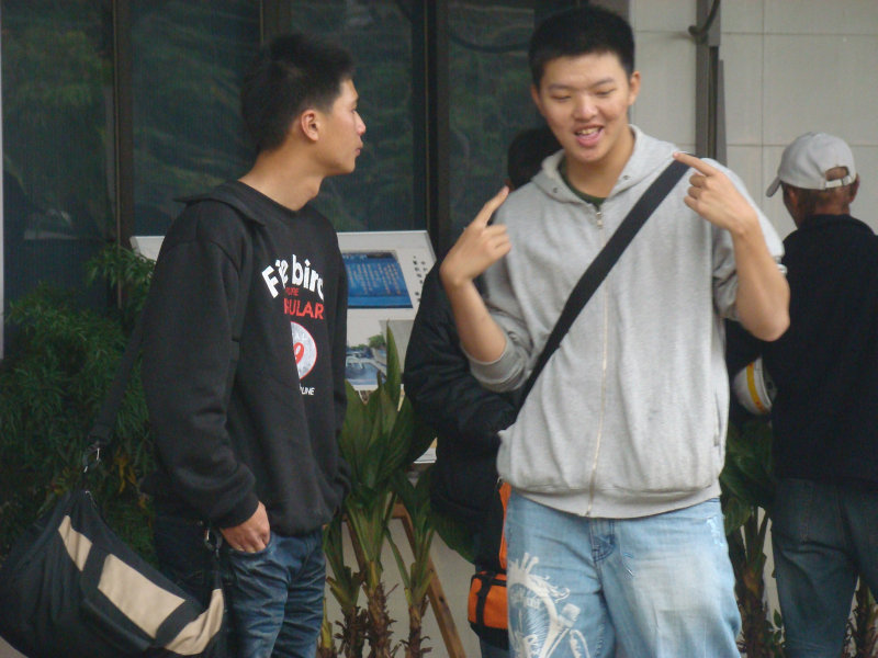 月台交談旅客2010台中火車站台灣鐵路旅遊攝影