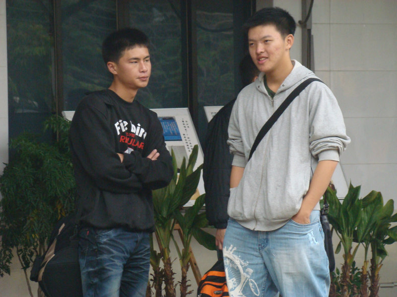 月台交談旅客2010台中火車站台灣鐵路旅遊攝影