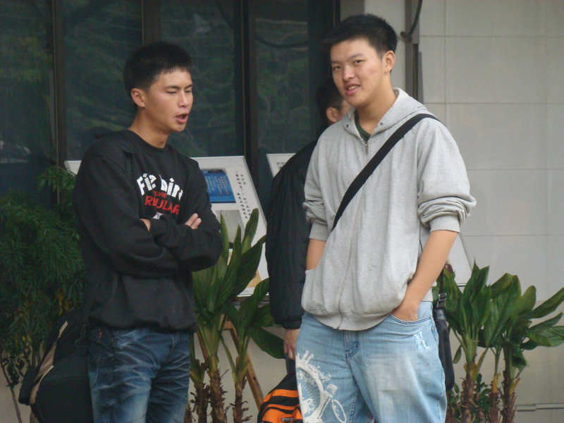 月台交談旅客2010台中火車站台灣鐵路旅遊攝影