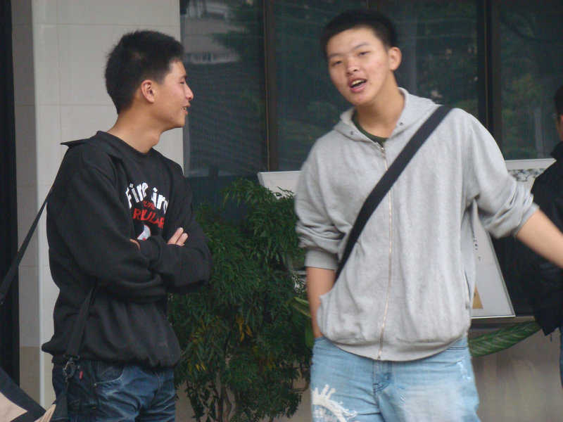 月台交談旅客2010台中火車站台灣鐵路旅遊攝影