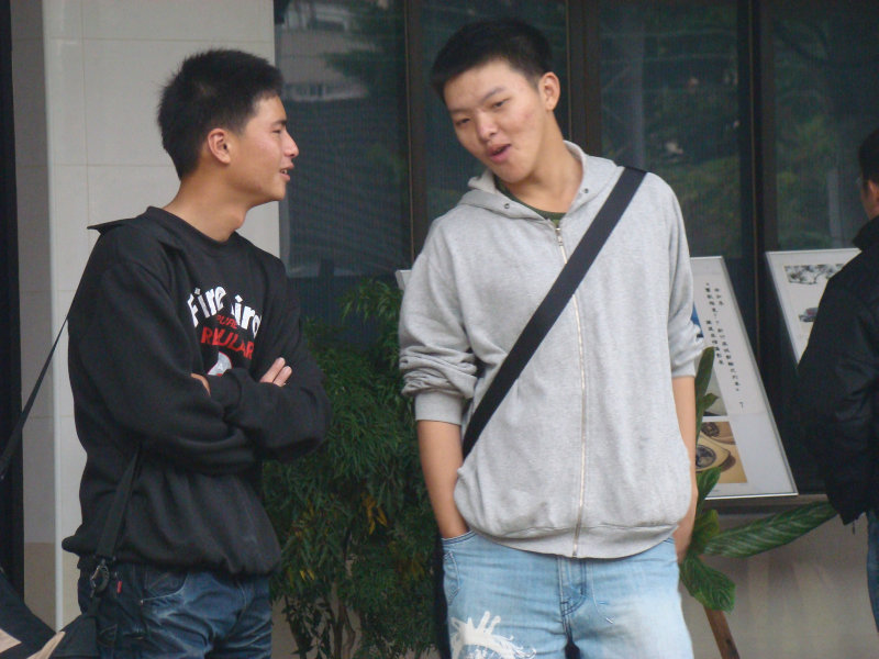 月台交談旅客2010台中火車站台灣鐵路旅遊攝影