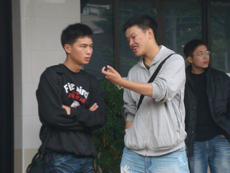 月台交談旅客2010台中火車站台灣鐵路旅遊攝影